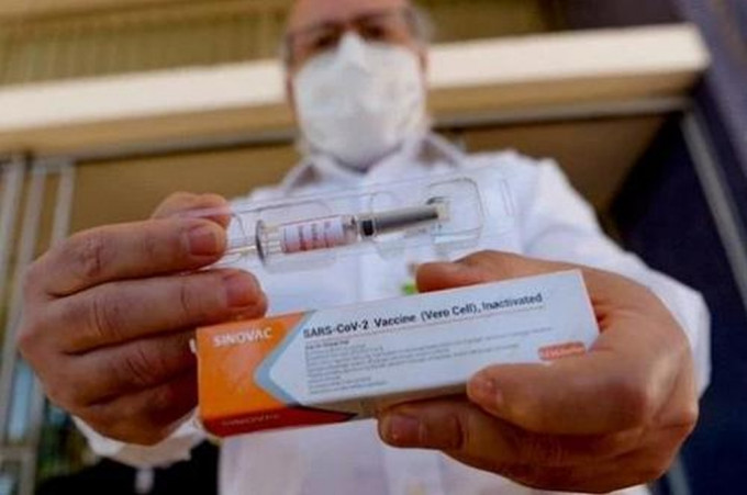 巴西政府近日宣称因存在「严重不良反应」，暂停了中国科兴公司新冠疫苗的临牀试验。