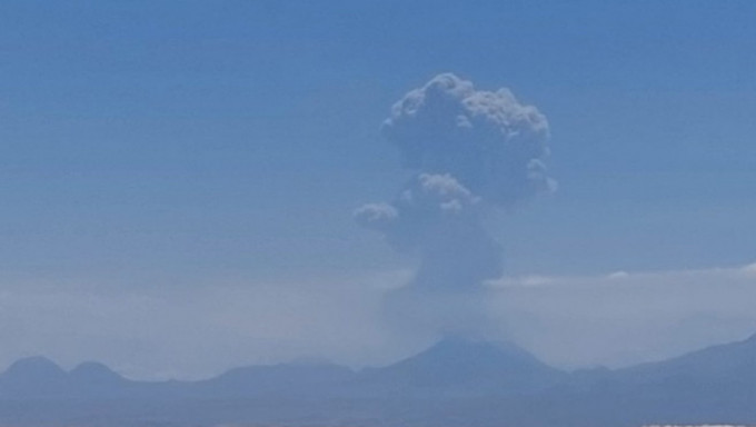 拉斯卡爾火山凌晨爆發。Twitter