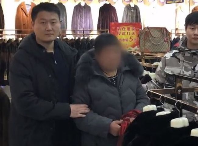 妇人因不懂扣钮，翌日返回店内询问店员，结果当场被捕。网图