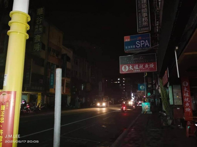 花蓮市區陷入一片漆黑。花蓮爆料公社圖片