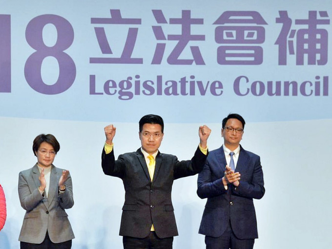 刘頴匡入禀质疑立法会议员范国威（中）非恰当地获选。资料图片