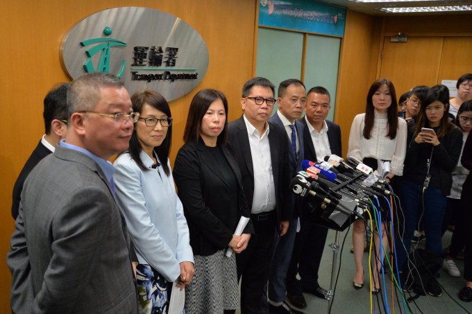 李萃珍（左四）指三地政府關注乘客在站頭排長龍問題。