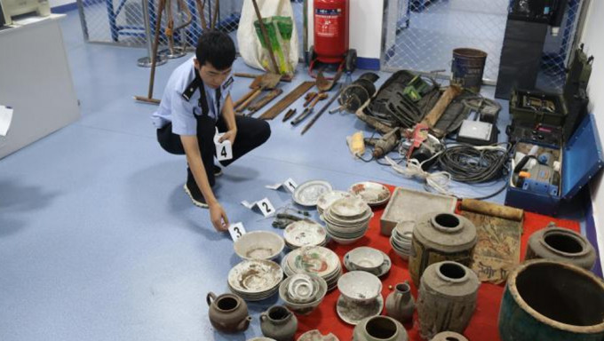湖北应城警方捣破一个特大盗墓集团，起出大量古文物。