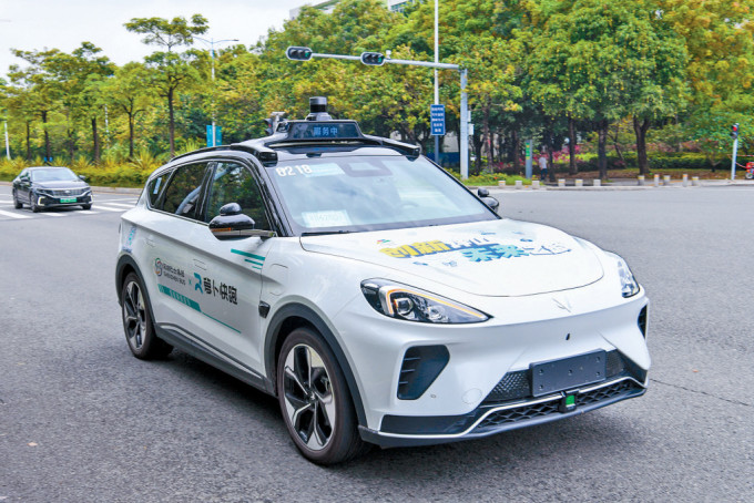 「蘿蔔快跑」無人車行駛在深圳坪山。