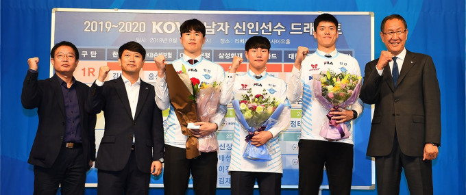 陈志威(右二)获劲旅大韩航空青睐签约三年，终实现其职业梦。大韩航空Jumbos官网图片