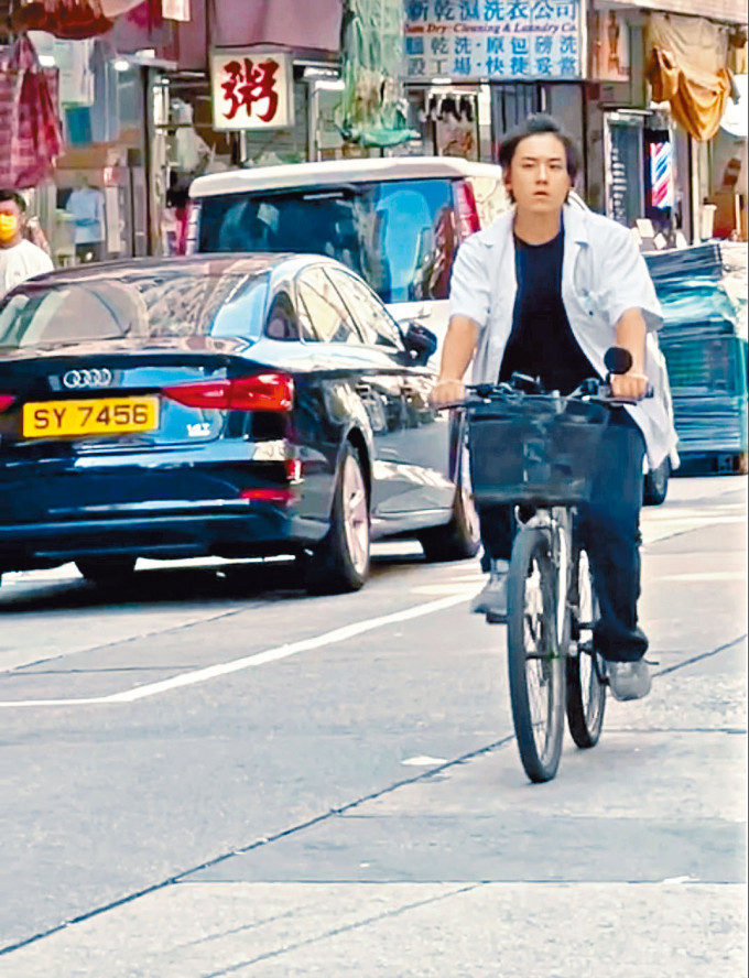 姜涛虽只是临时学会踩单车，但在拍摄时亦似模似样。