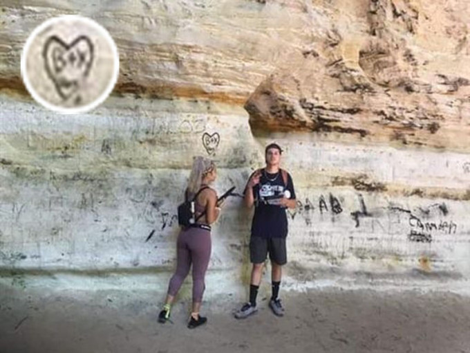在美国，有一对情侣在饿石州立公园4亿年砂岩涂上心形。（网图）