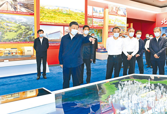 中共總書記習近平昨天率領全體中共政治局常委前往北京展覽館，參觀「奮進新時代」主題成就展。