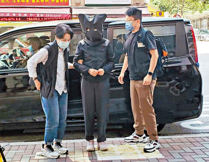 香港言語治療師總工會女主席黎雯齡，遭國安處人員押往蒐證。