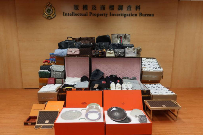 香港海关检获的部分冒牌货。政府新闻处图片