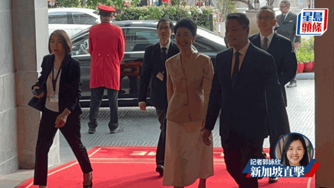 傍晚6時，中國駐新加坡大使孫海燕到代表團下榻的酒店，與李家超會面。（郭詠欣攝）