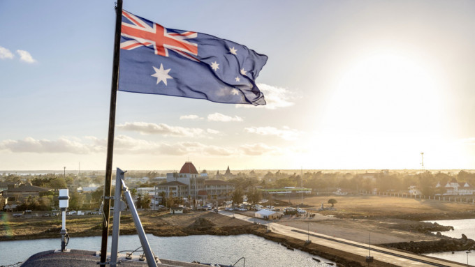 阿德莱德号航空母舰上，澳洲国旗飘扬。  美联社