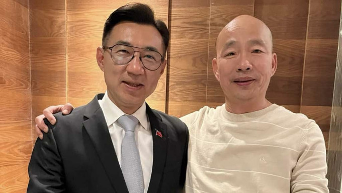 韩国瑜（右）表态选立法院长，副手为立委江启臣。 facebook