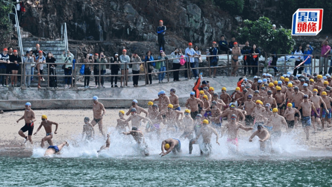 元旦冬泳拯溺錦標大賽今日在淺水灣舉行。陳極彰攝