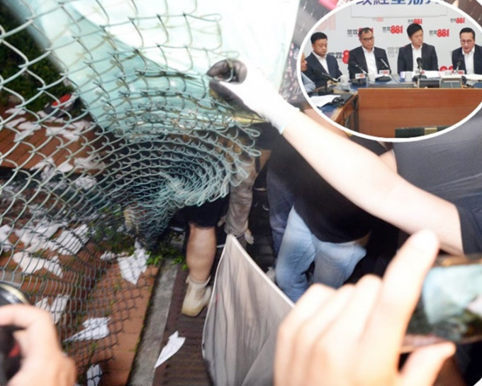 有示威者昨晚在中环海滨剪烂铁丝网冲入地盘。小图右二为谢振中。