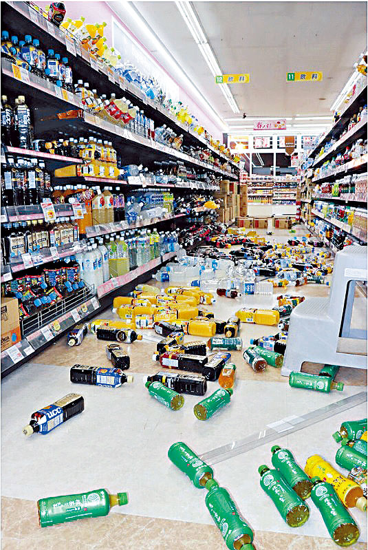 ■宫城县登米市一家酒铺的酒瓶因地震掉落地上。