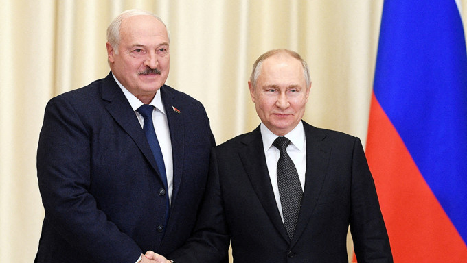 俄罗斯总统普京宣布与白俄罗斯达成协议，在当地部署战术核武，图为俄罗斯总统普京与白俄罗斯总统卢卡申科。路透资料图