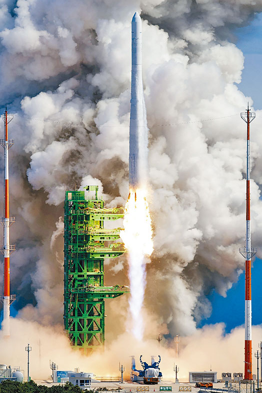 「世界号」运载火箭周二在全罗南道升空。