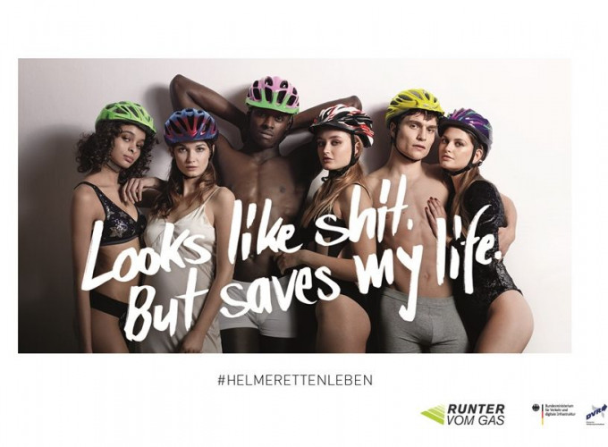 德國運輸部邀請一批男女模特兒戴上單車頭盔拍攝單車安全宣傳片和海報惹來非議。  網上圖片