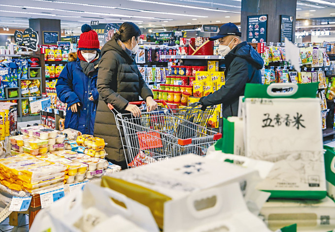 新疆乌鲁木齐市民在超市购物。