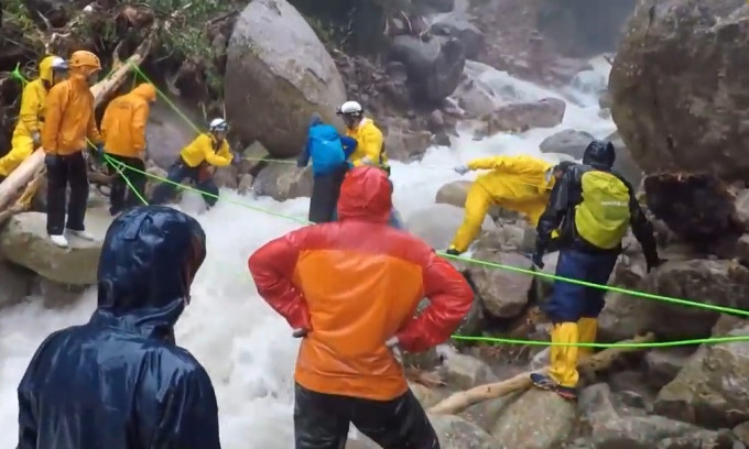 超過300名登山客驚險獲救。網上圖片