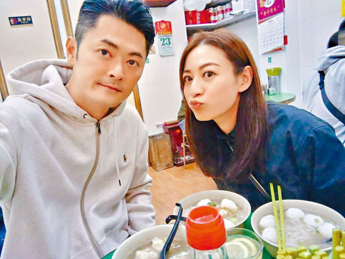 ■江若琳與丈夫蕭唯展吃魚蛋粉慶祝結婚周年。
