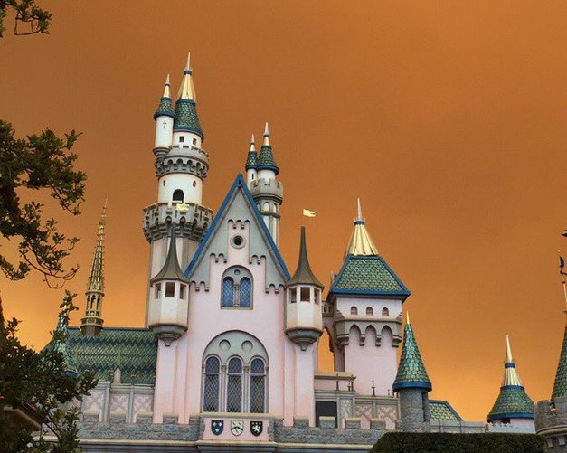 迪士尼乐园城堡的背景染成橙色。网上图片