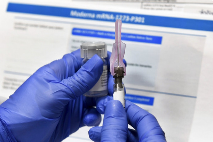 華府與莫德納簽約訂購一億劑疫苗，9月將完成人體實驗。AP圖片