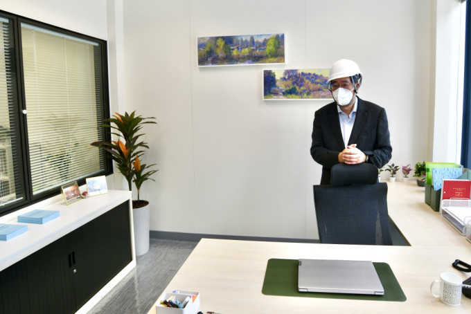 梁君彥帶領傳媒參觀大樓新裝修部分辦公室示範單位。盧江球攝