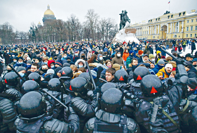 ■聖彼得堡周六有大批民眾上街聲援納瓦爾尼，與警察爆發衝突。