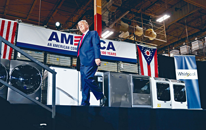 ■特朗普上周四到惠而浦公司在俄亥俄州的洗衣机厂视察。