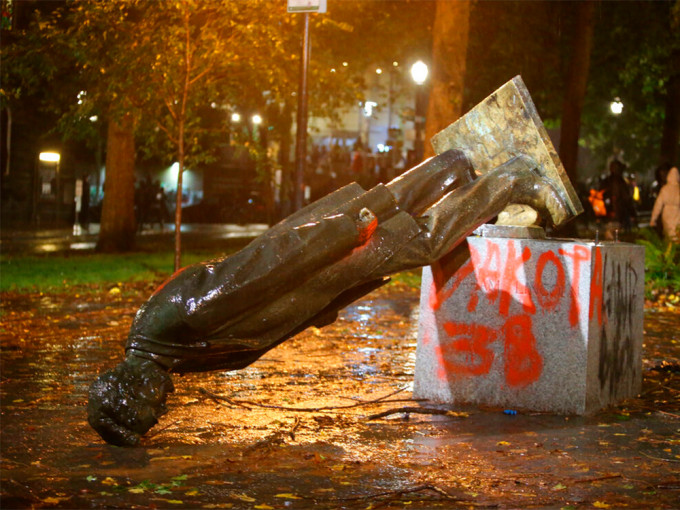 波蘭特示威者破壞林肯及羅斯福雕像，特朗普大怒。AP圖