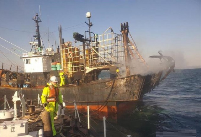 南韩渔船火警海警继续搜救。新华网图片