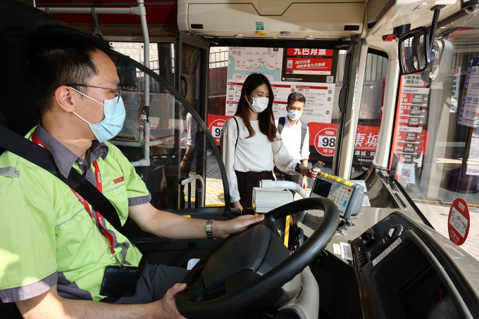 乘客在上車時先用八達通繳付全程車費。