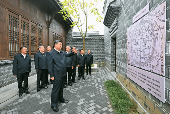 習近平在安慶桐城市六尺巷考察。