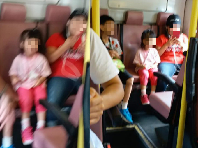 巴士上有外佣疑只顾玩手机并忽然掌掴2少主。网民Carol Leung上载图片