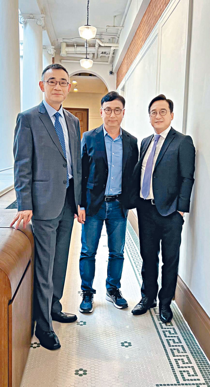 （左至右）苏绍聪律师、立法会议员狄志远、陈泽铭律师。