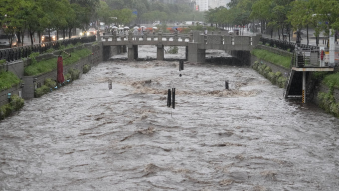 首尔周三「极限暴雨」，清溪川暴涨。 美联社