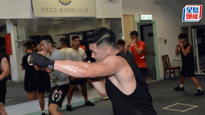 警察拳击会举辨初级拳击手课程，让警务人员及其家人参加。图为学员进行空拳练习。