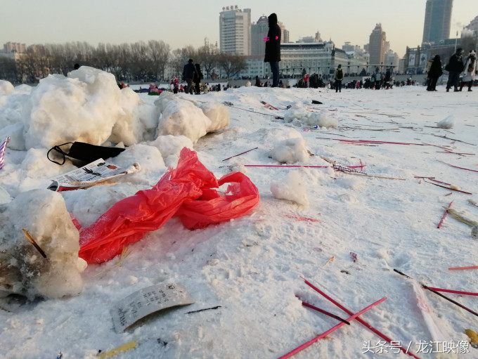 江的冰面佈滿膠袋垃圾、鞭炮煙花紙屑等。網圖
