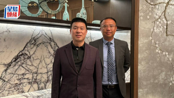 左至右：都市麗人（2298）主席兼行政總裁鄭耀南；首席財務官兼秘書蔡瑋軒