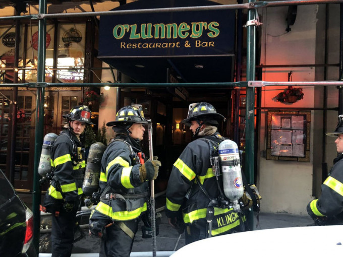 纽约曼哈顿时代广场附近一栋建筑物，当地周日（22日）发生火灾，导致3人受伤。（网图）
