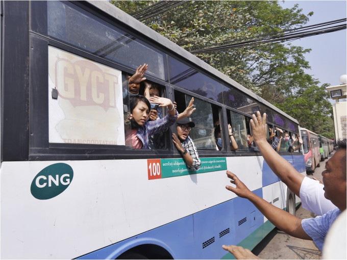 緬甸釋放逾600名被捕抗爭者。AP
