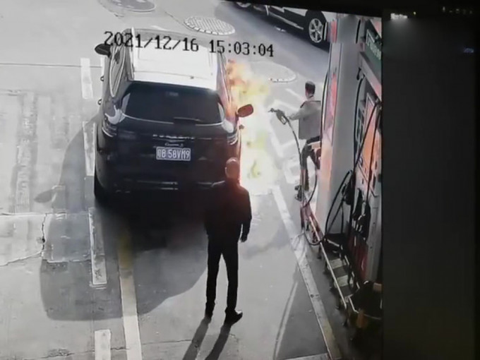 深圳男子加油站拔掉油枪点燃一辆汽车。网图