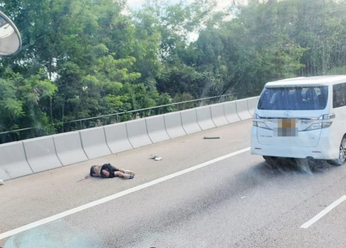 男司機受傷倒臥屯門公路。突發事故報料區網民James Yeung圖片