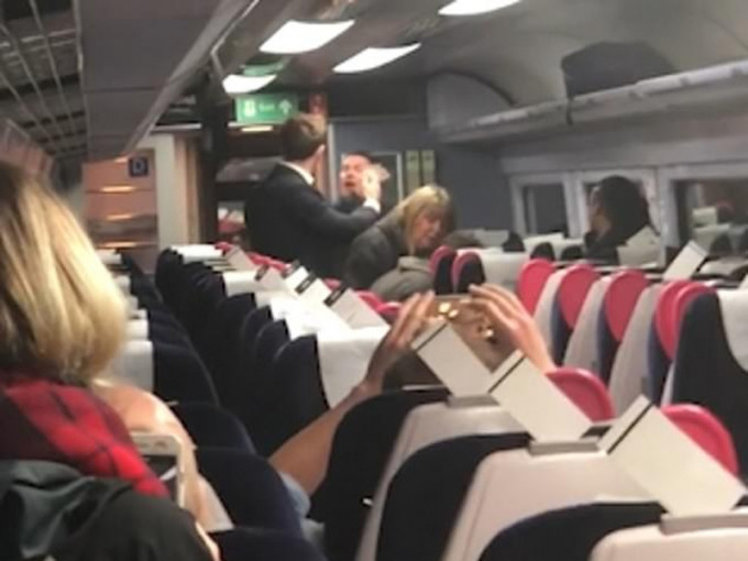 操苏格兰口音英国男子在火车上辱骂中国夫妇。(网图)