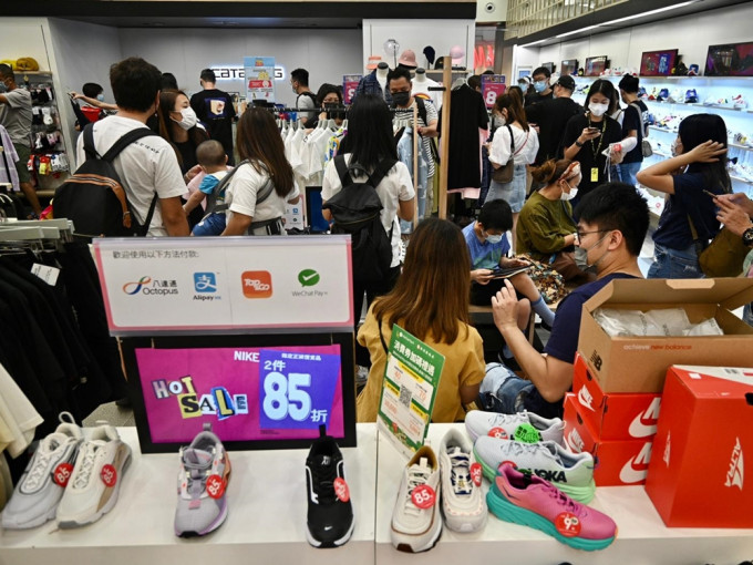 政府日前派發第一期二千元電子消費券，即日掀起全城消費熱潮。