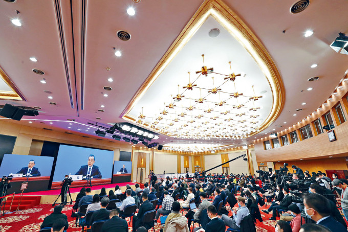 ■外交部长王毅举行记者会。