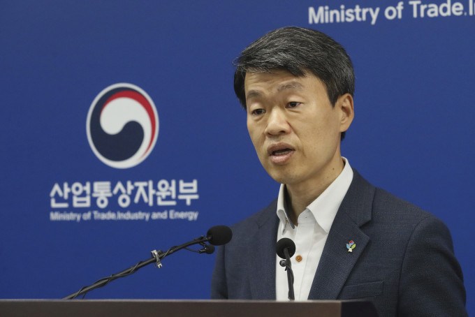 韩产业通商资源部贸易投资室长罗承植表示日本政府没有解决问题的意思。AP 