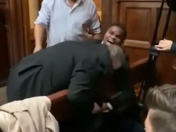一位來自加納的盲人學生因想聽辯論，竟被保安抓住他的腳踝試圖將他拖出去，引起極大的爭議。(網圖)